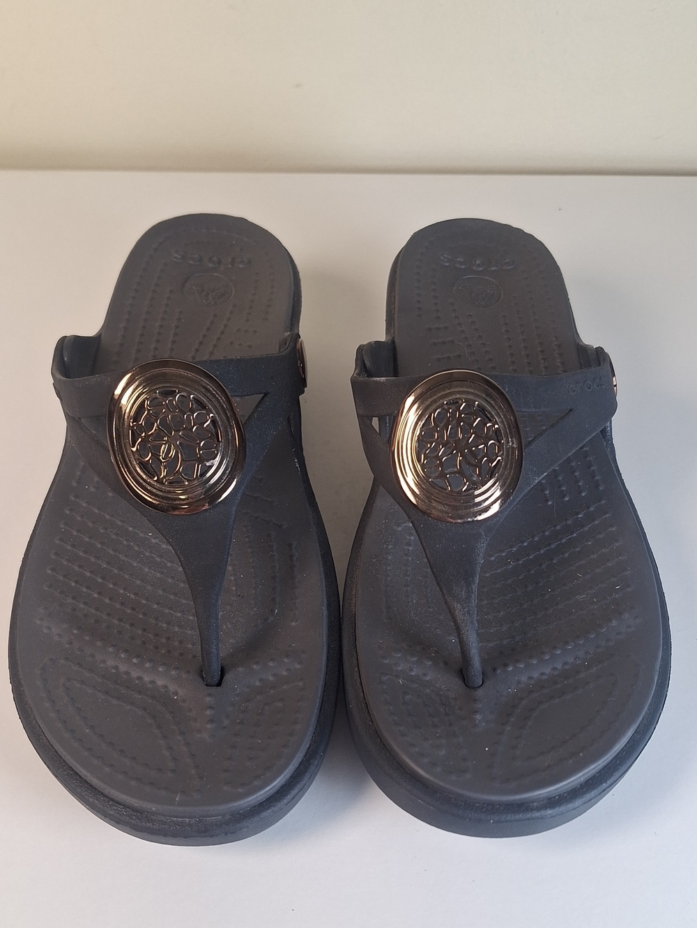 Crocs Sanrah Wedge Flip Flop Black  Gold/Circle Medallion Size 6